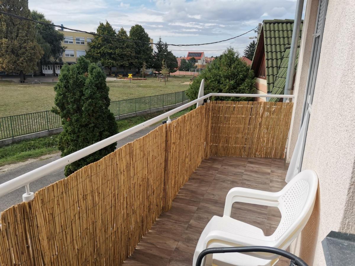 Zoli Apartmanok-balcony Koelcsey 32 דירה